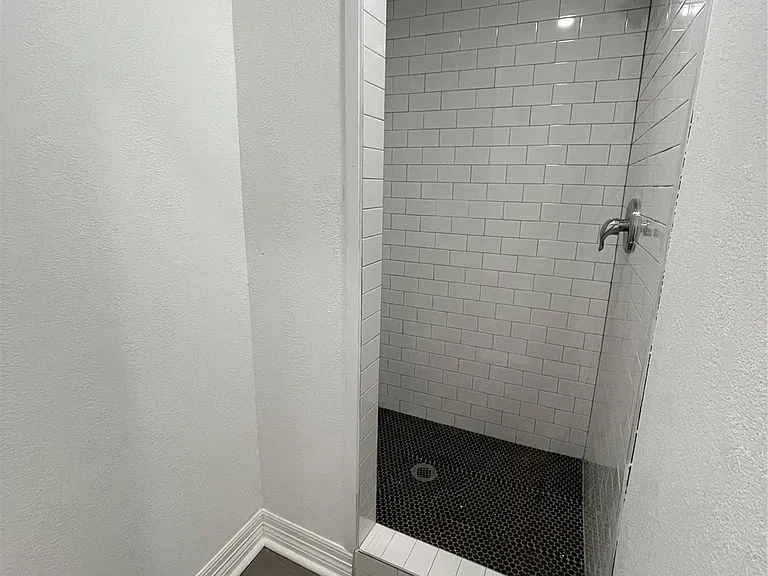 2302 Avenue H #14 — Photo 7