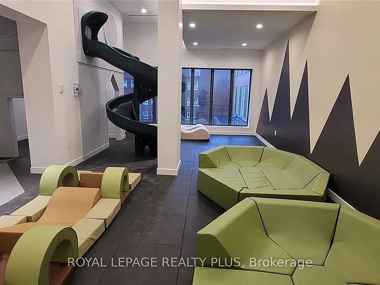 39 Roehampton Ave E #1807 — Photo 17