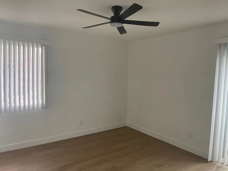 2555-2545 2559 White Oak Pl — Photo 5