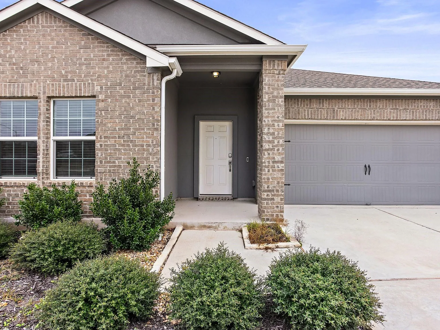 4 bed, 3.0 bath, 2346 sqft, $2,250 — Photo 2