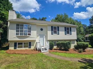 3581 Robinwest Dr, Pfafftown, NC 27040