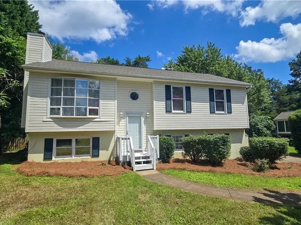 3581 Robinwest Dr, Pfafftown, NC 27040