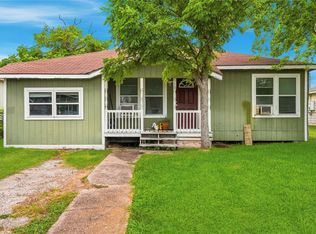 910 W 6th St, Freeport, TX 77541