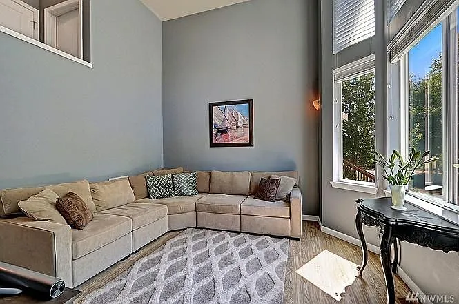 440 Tacoma Ave NE — Photo 5