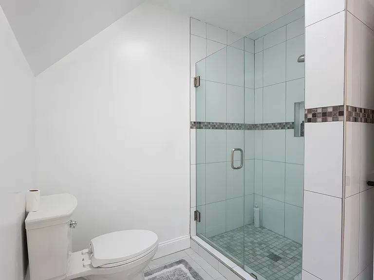 16 Hollyoak Ave — Photo 21