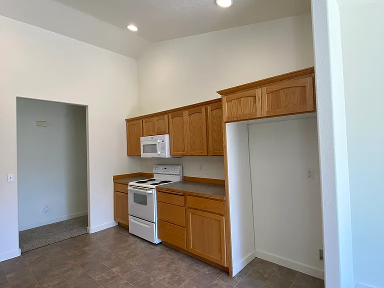1950 SW 36th St — Photo 15