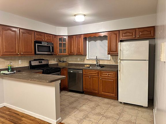 3rd image of 31 Logan Ave Floor 1