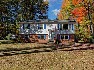 10 Mystic Ln, Clifton Park, NY 12065