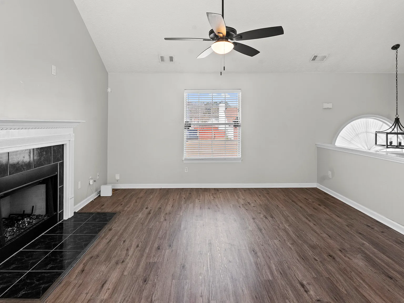 1150 Drawbridge Dr — Photo 4