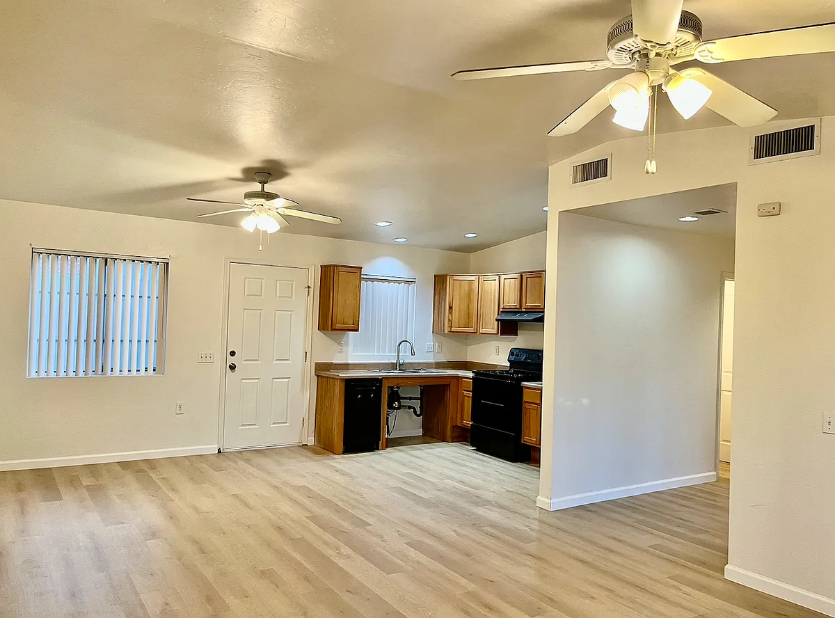 Building Photo - 4454 E 3rd St #1