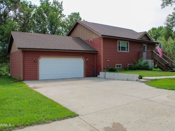 404 4th St NW, Watford City, ND 58854