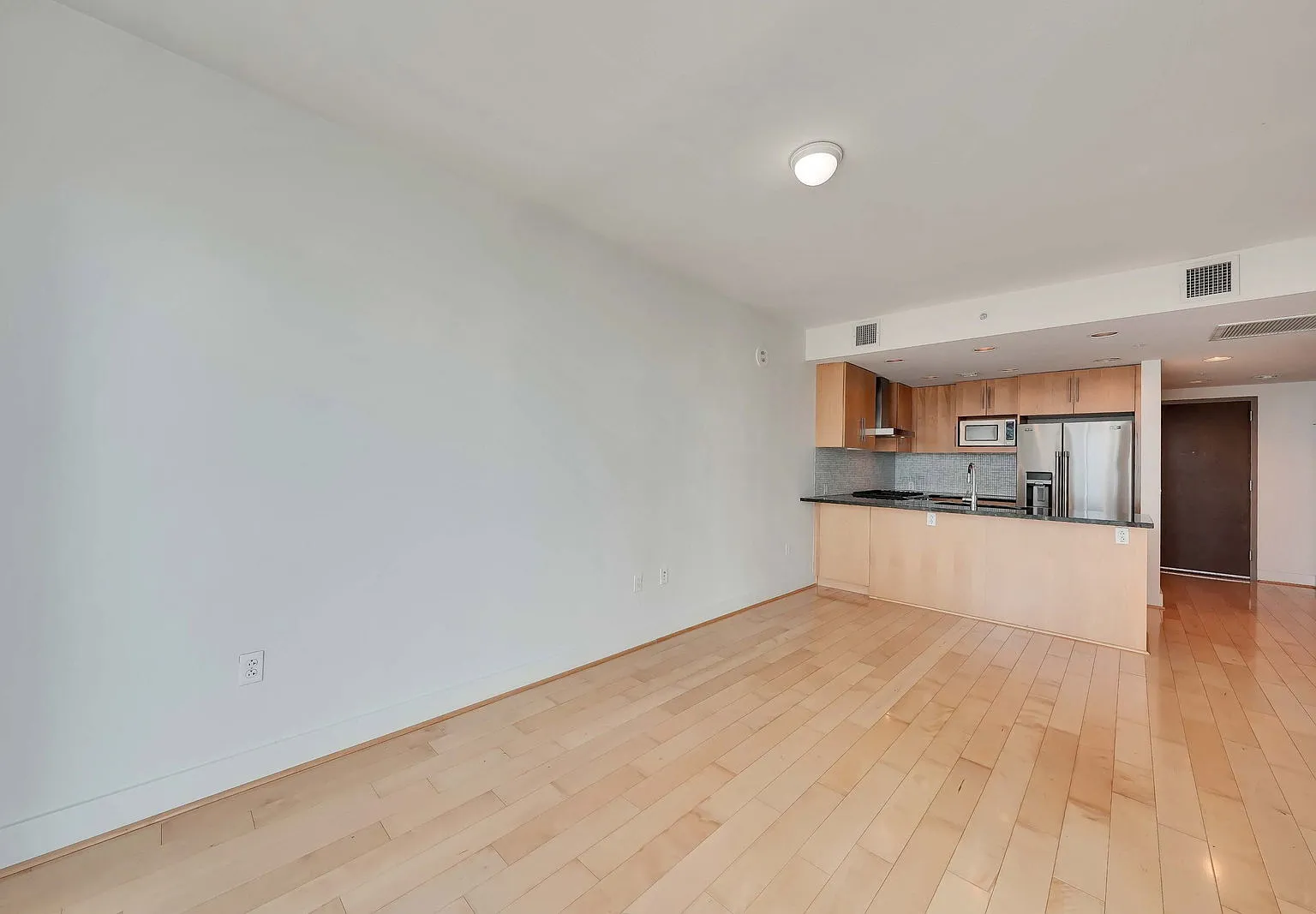 1 bed, 1.0 bath, 2565 sqft, $2,100 — Photo 4