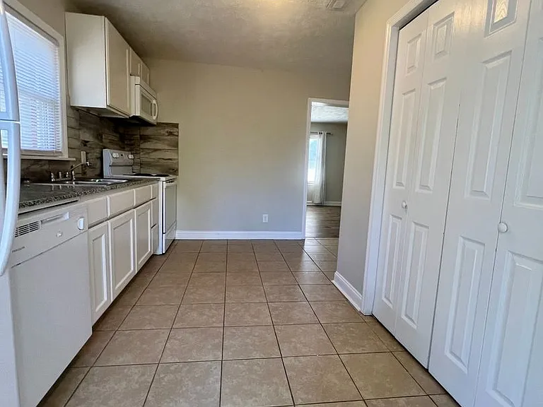 905 Poplar Dr — Photo 7
