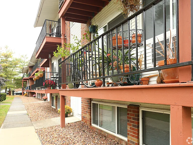 Windsor Court Apartments — Photo 16