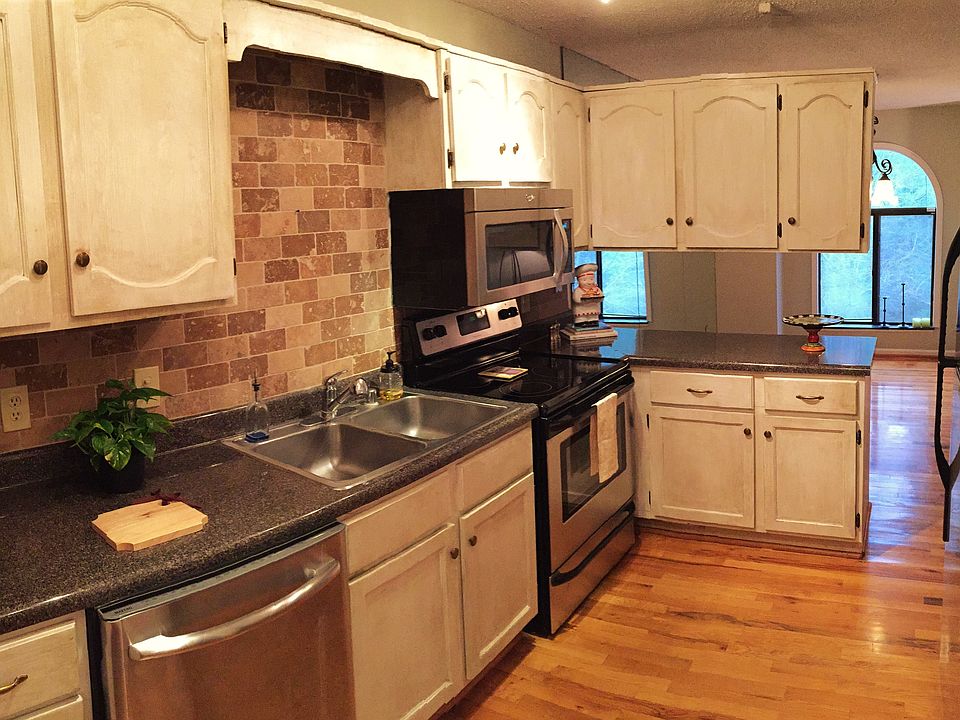 Updated Kitchen w Stainless 