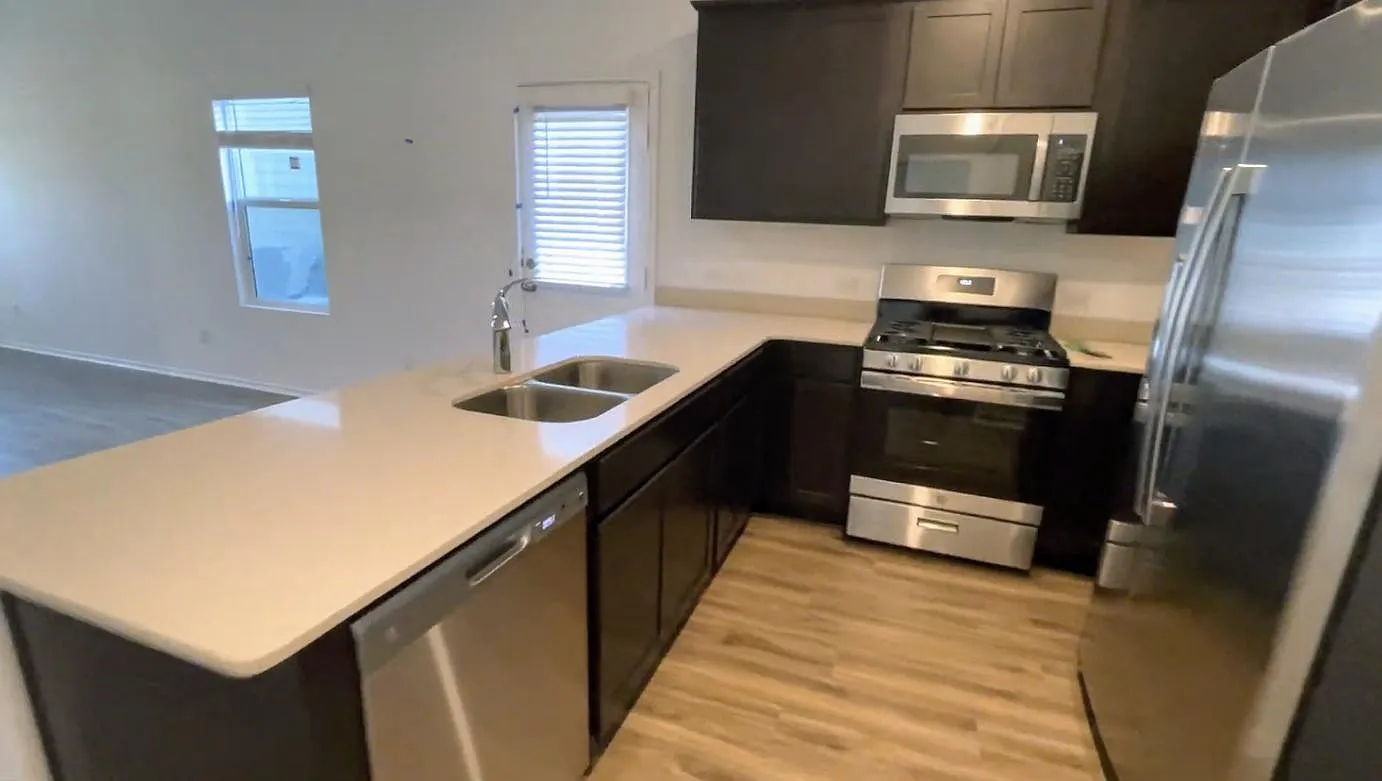 3 bed, 1266 sqft, $1,625 — Photo 3