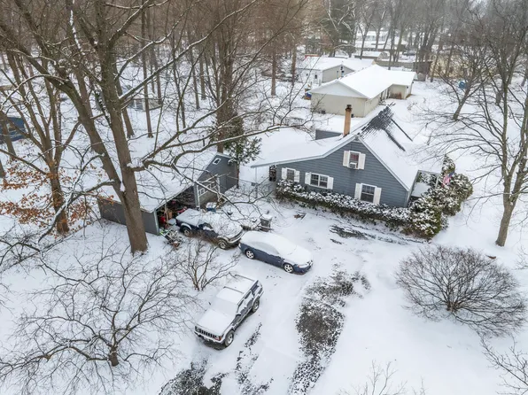 310 Edgemoor Dr, Trail Creek, IN 46360