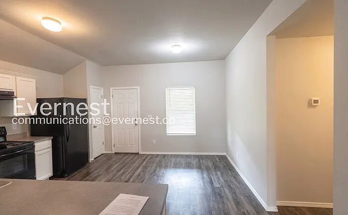 319 Maggie Way — Photo 5