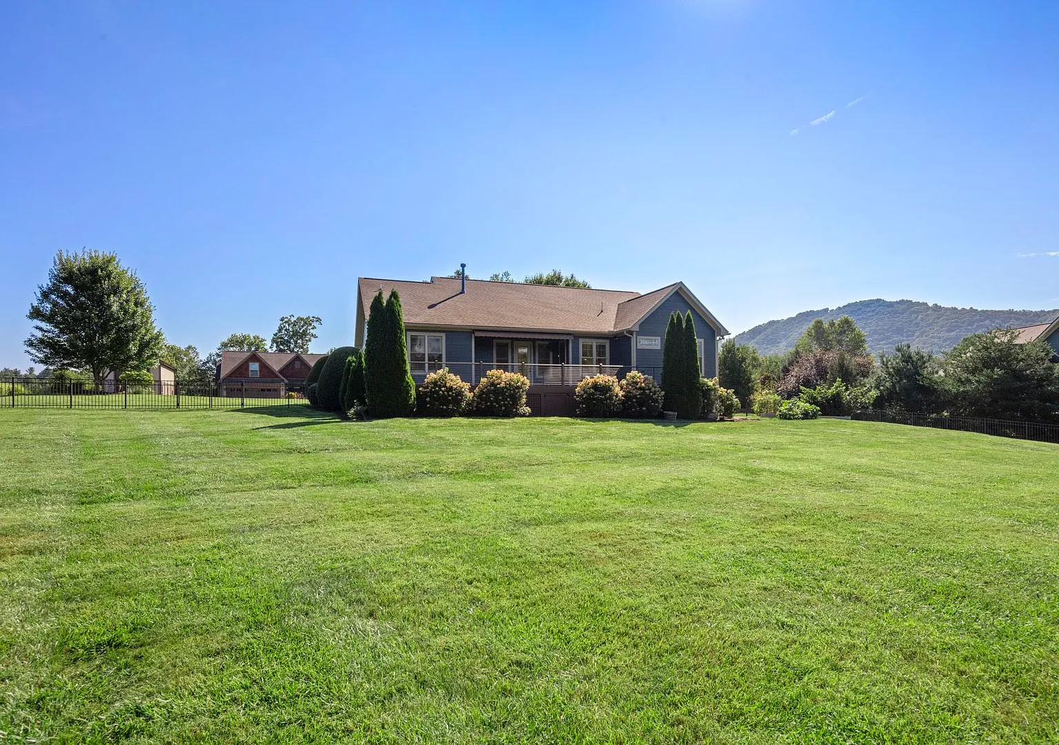 High-End Home on One Level - Beautiful Fletcher Neighborhood — Photo 2