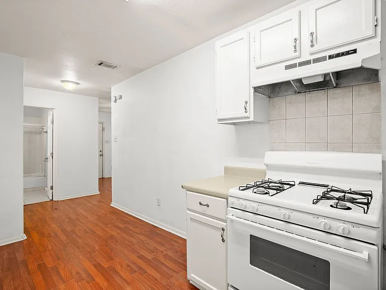 2610 E 3rd St #B — Photo 4