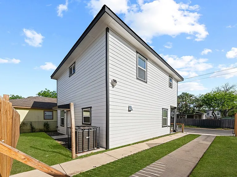 323 Gabriel St #101 — Photo 30