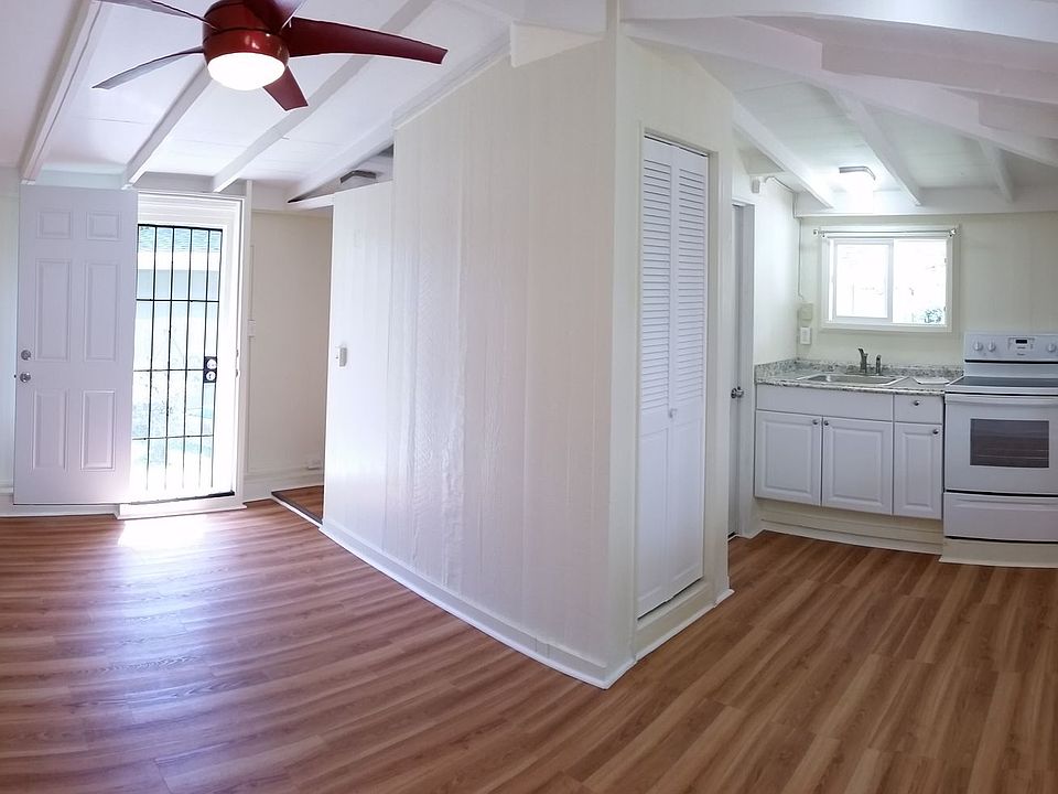 2nd image of 3558 Woodlawn Dr