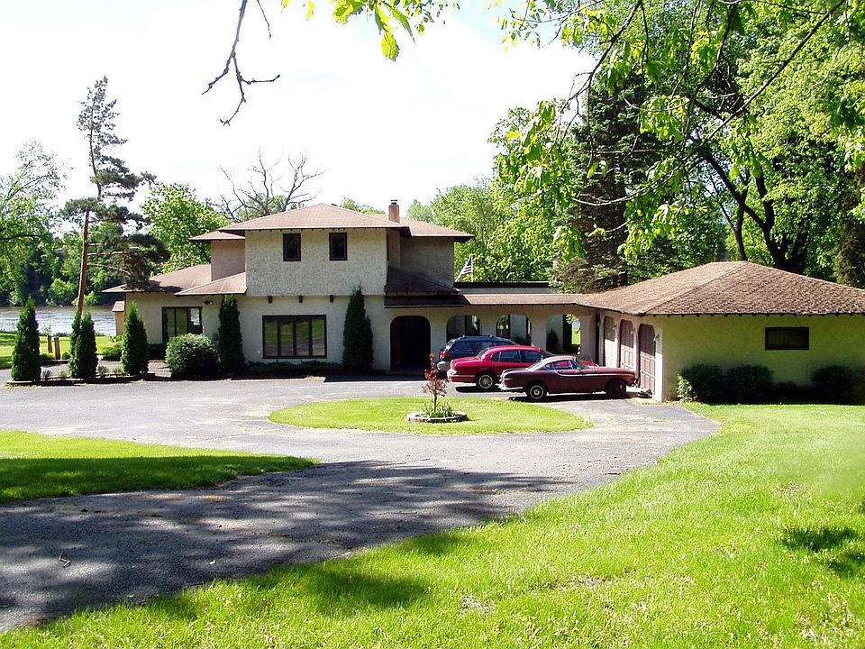 Looking from driveway toward river