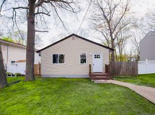 11 Halewood Dr, Shirley, NY 11967
