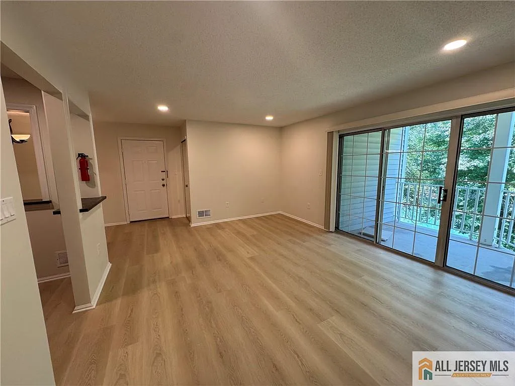 2 bed, 2.0 bath, 1011 sqft, $2,350 — Photo 3