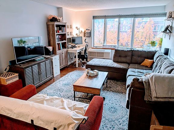 5th image of 801 S Plymouth Ct APT 308