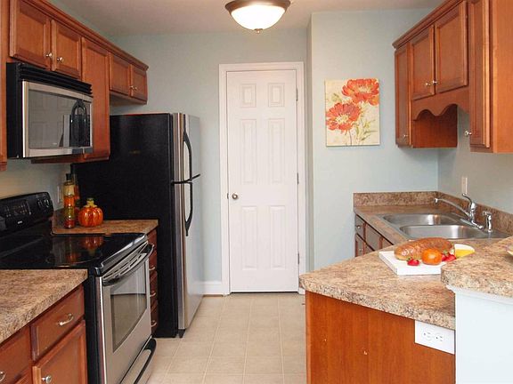 4th image of 623 Wyndhurst Dr Unit 213