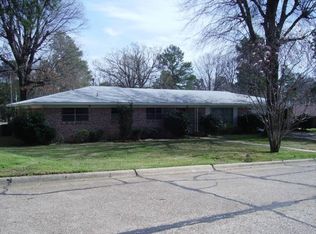 2 Holiday Ln, Texarkana, TX 75503
