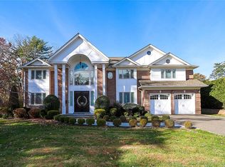 186 Parkway Dr, Roslyn Heights, NY 11577
