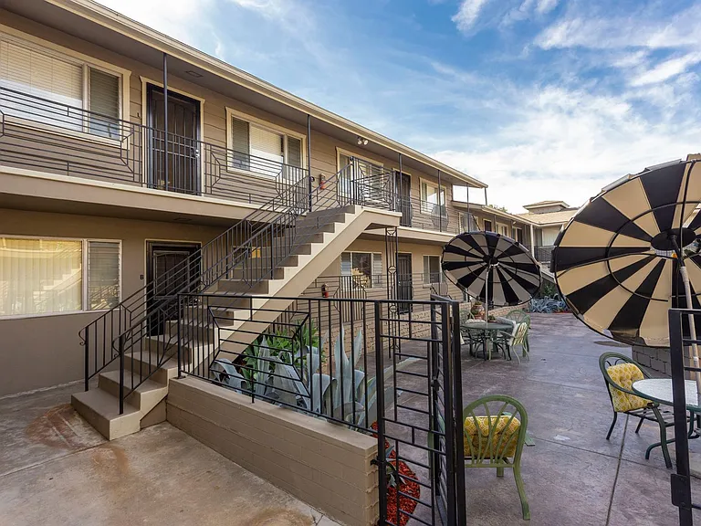 Talmadge Pacific Apartments — Photo 15