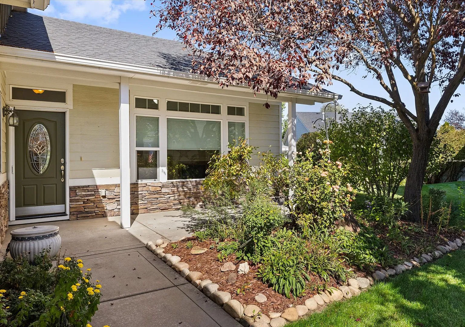 Charming 3-Bedroom Home in a Desirable Garden City Location! — Photo 2