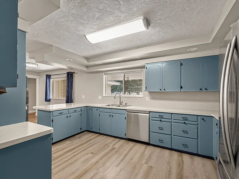 275 Park St — Photo 3
