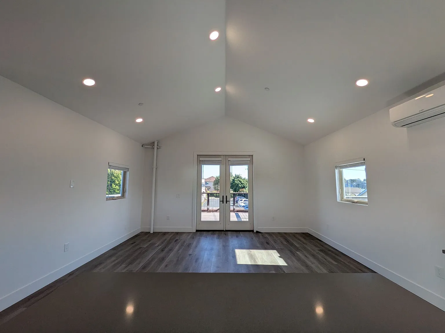 2 bed, 1000 sqft, $3,000 — Photo 2