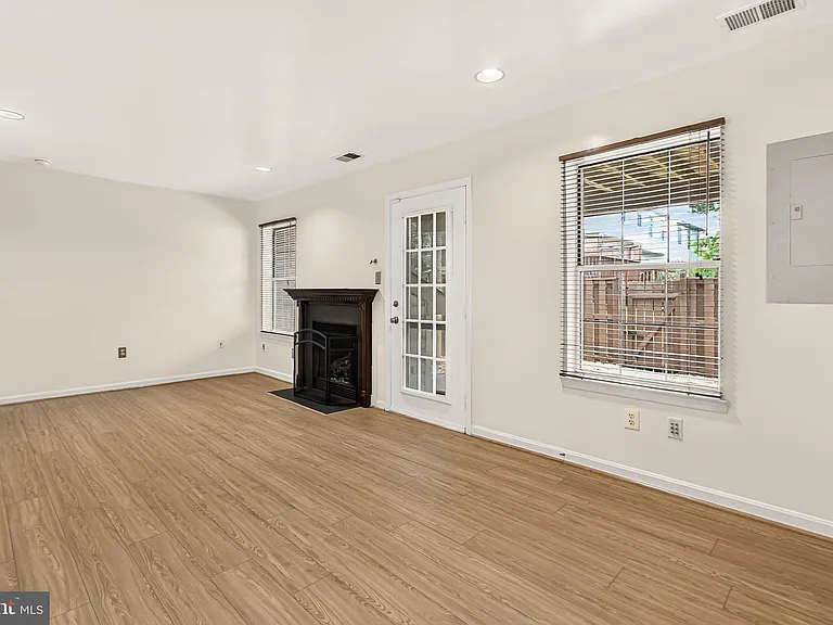 14637 Stream Pond Dr — Photo 38