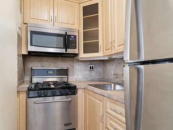 4th image of 160 E 27th St #3C
