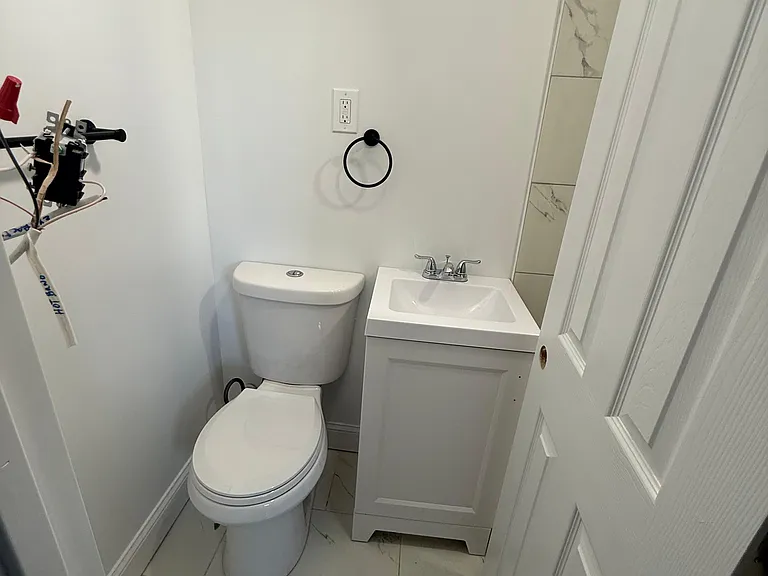 552 E 25th St #5 — Photo 2