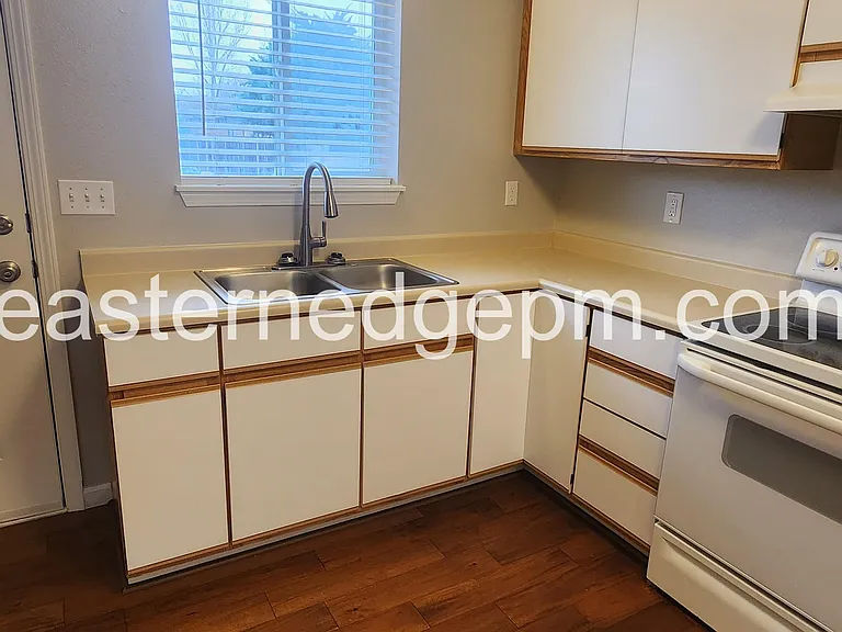 625 SW 19th St #6 — Photo 5