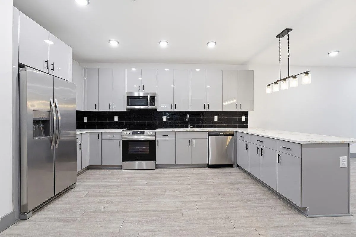 Building Photo - 531 32nd St #204