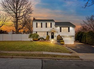 30 Ruby Ln, Plainview, NY 11803