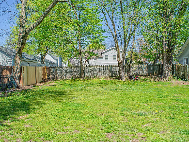 14 Brown Ave — Photo 10