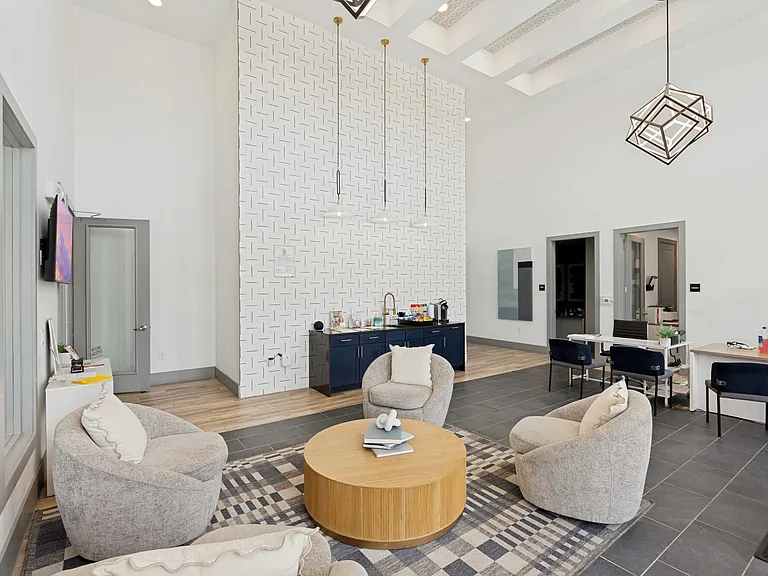Palladium Crestway — Photo 32