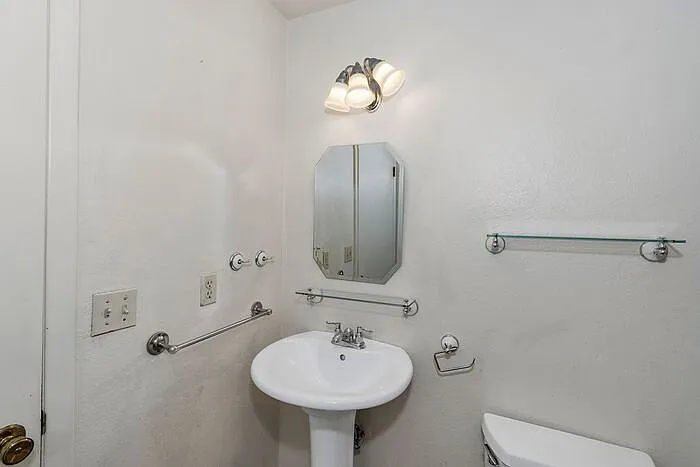 125 Franklin Ave #412 — Photo 5