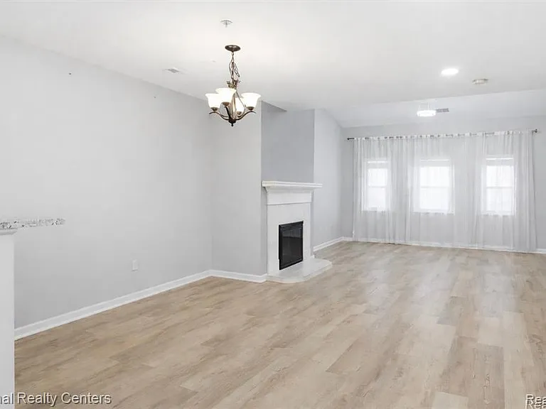 16878 Farmington Rd — Photo 4