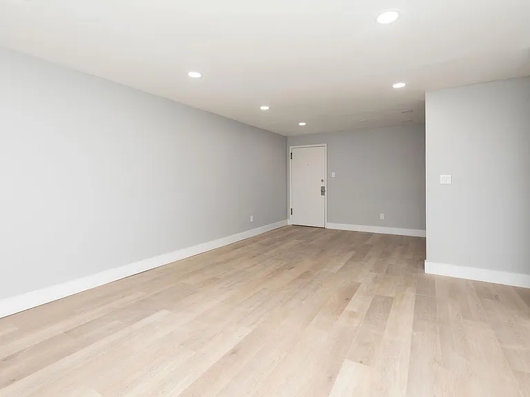 Wayne Court Apartments — Photo 15