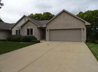 3196 Sandy Pointe Dr, Freeport, IL 61032
