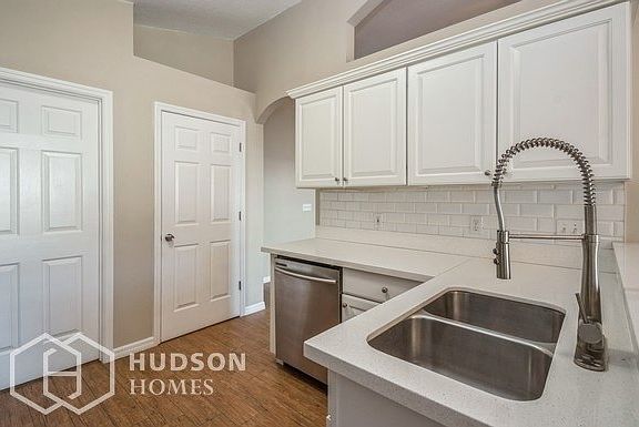 4th image of 120 Rockhill Dr